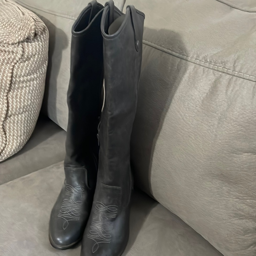 Women’s boots size 9